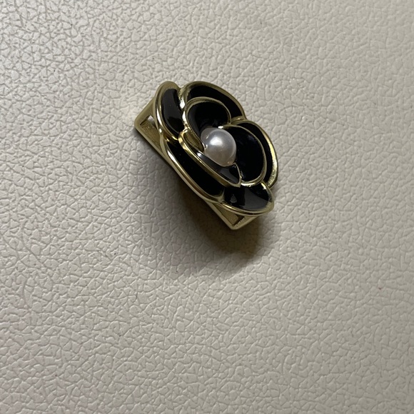 Authentic Chanel Camellia like shape black gold pearl - Picture 4 of 5